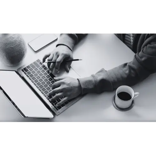 מחשב נייד על השולחן